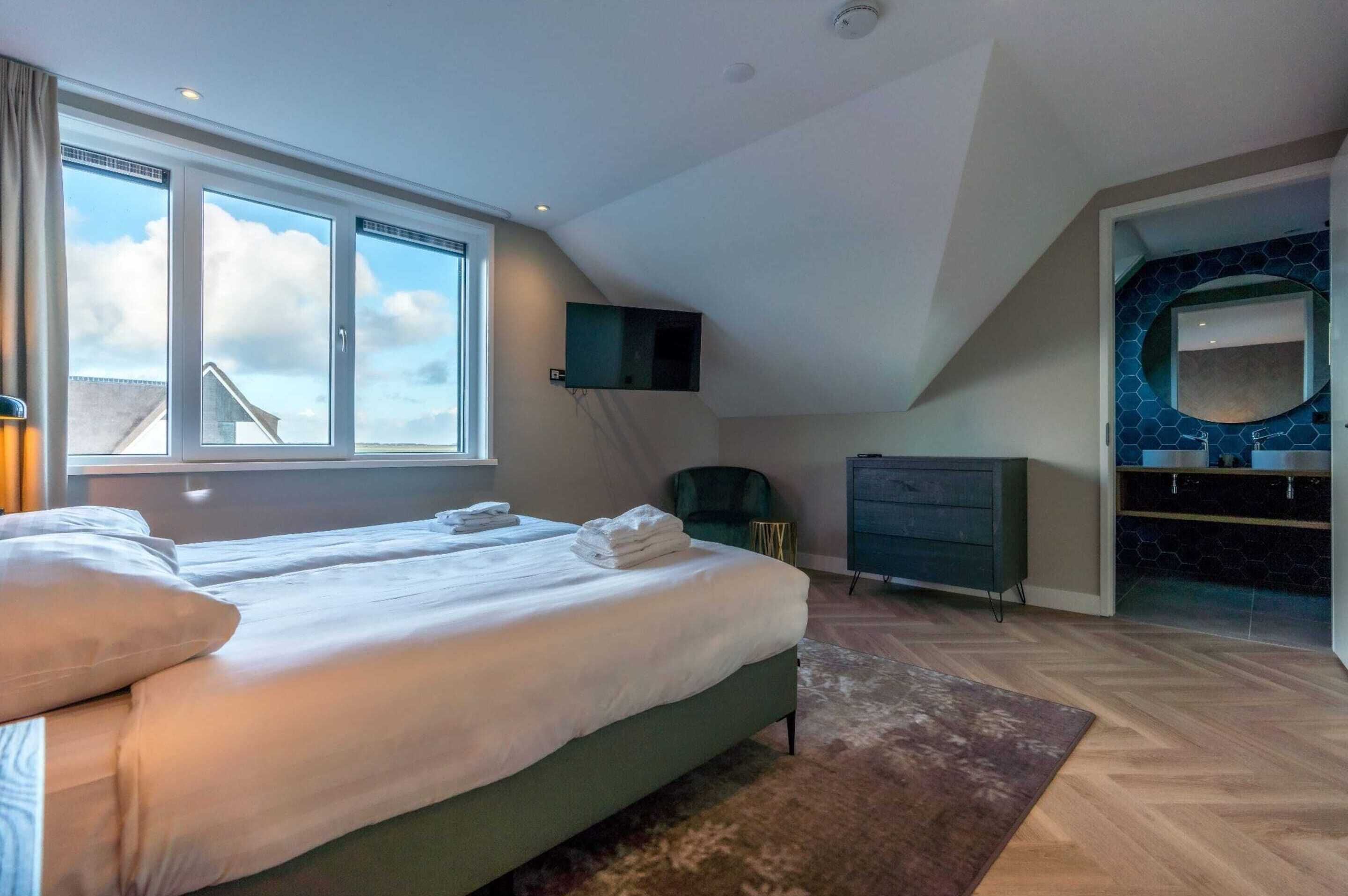 Elite House, 4 Bedrooms | 14 bedrooms, individually furnished, iron/ironing board, bed sheets