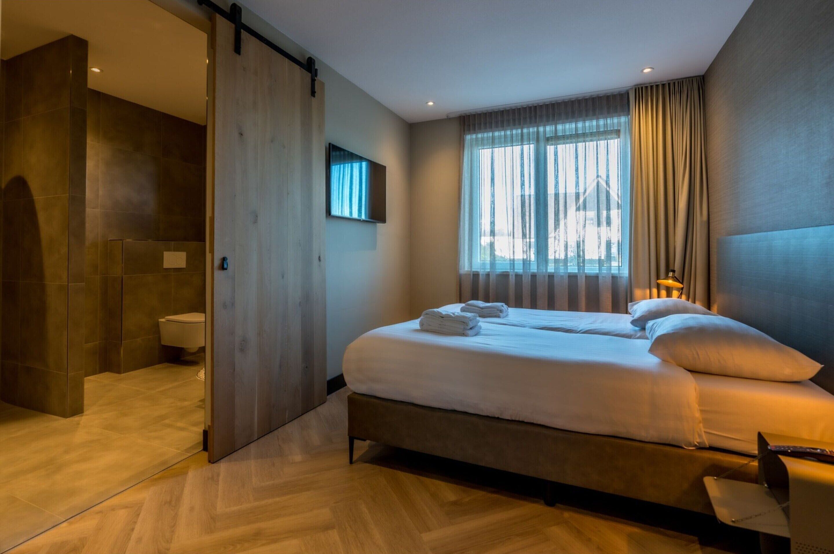 14 عدّة غرف نوم وطراز فريد لكل وحدة ومكواة/لوح كي وملاءات أسرّة