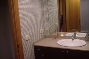 Combined shower/bathtub - Luxurious Cottage in Sant Salvador de Guardiola (Sant Salvador de Guardiola)