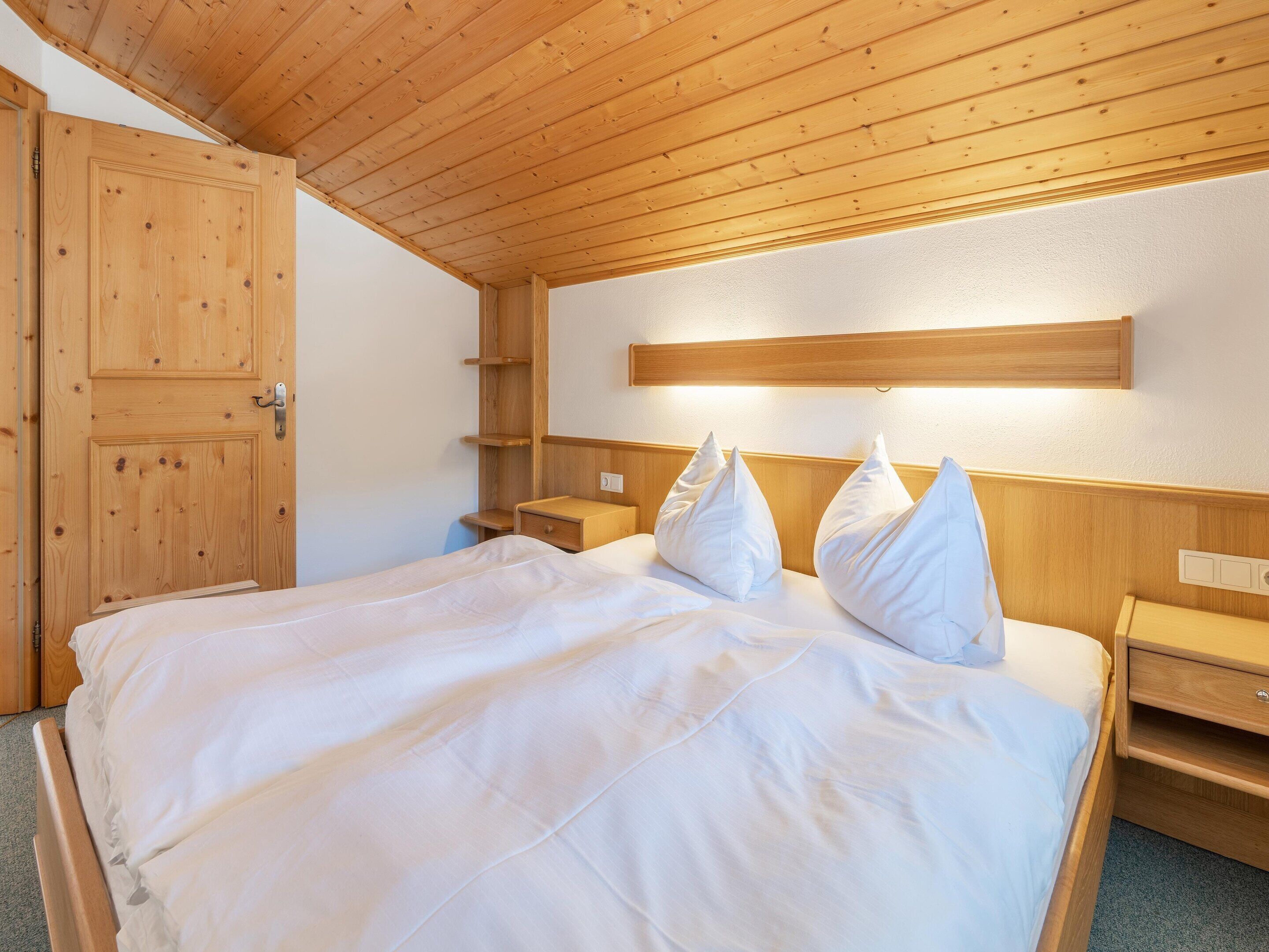 Deluxe Apartment, 3 Bedrooms | 6 bedrooms, bed sheets