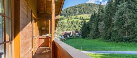 Elite Apartment, 3 Bedrooms | Balcony