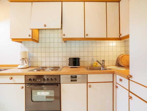 Classic Apartment, 3 Bedrooms | Private kitchen