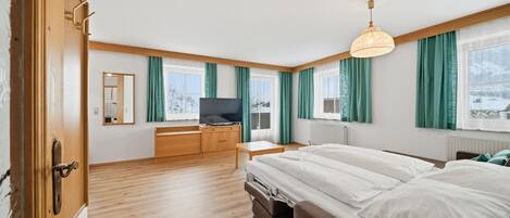 Comfort Apartment, 3 Bedrooms | 6 bedrooms, bed sheets