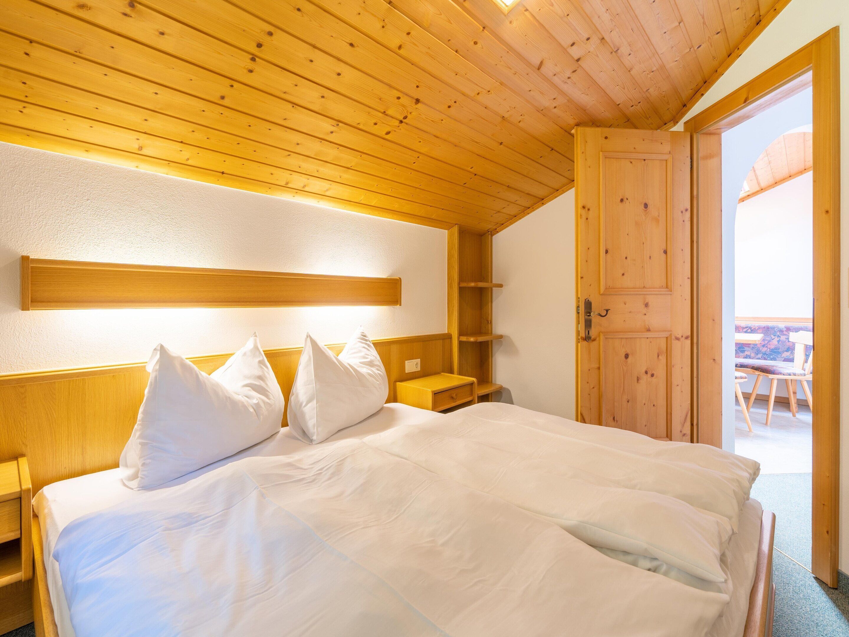6 bedrooms, bed sheets