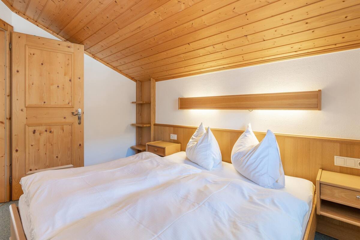 6 bedrooms, bed sheets