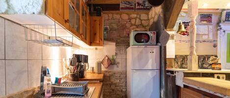 Réfrigérateur, micro-ondes, plaque de cuisson, lave-vaisselle