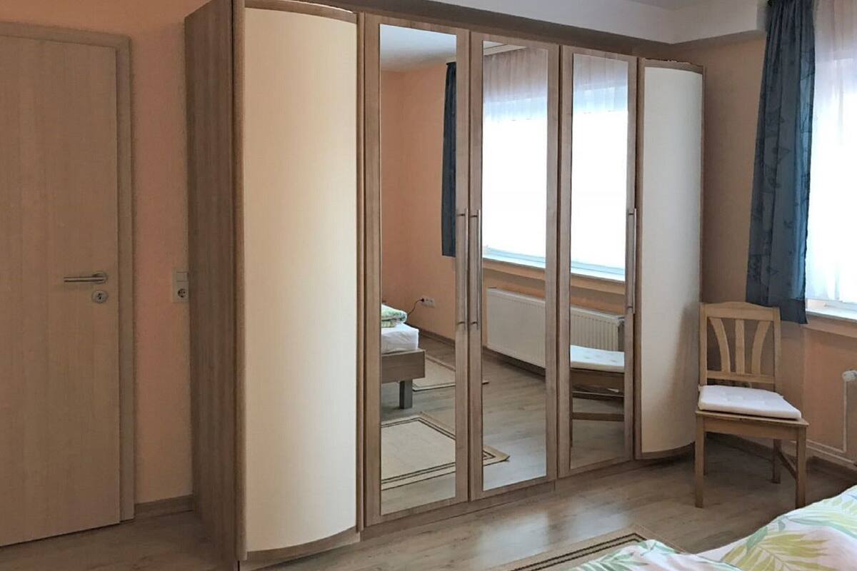 Comfort-Apartment, 2 Schlafzimmer | 3 Schlafzimmer, individuell eingerichtet, Bettwäsche