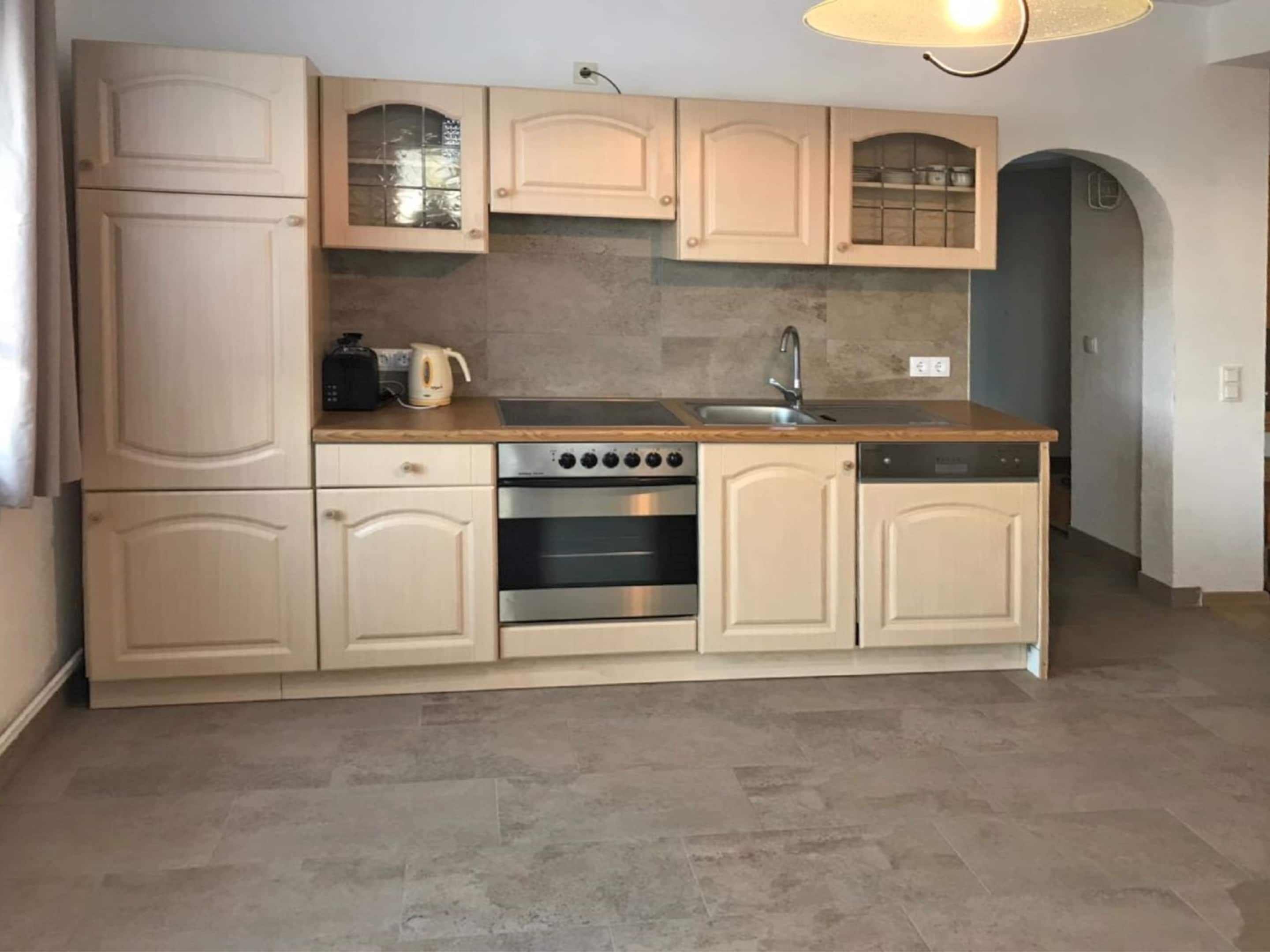 Tủ lạnh, lò nướng, máy rửa bát, dụng cụ pha cà phê/trà 