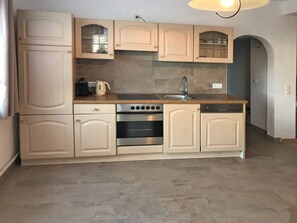 Fridge, oven, dishwasher, coffee/tea maker