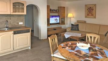 Comfort Apartment, 2 Bedrooms | Living room