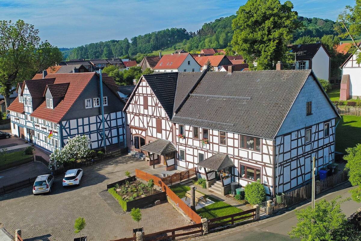 Ein traditionelles Fachwerkhäuschen mit Innenhof, umgeben von ähnlichen Gebäuden.