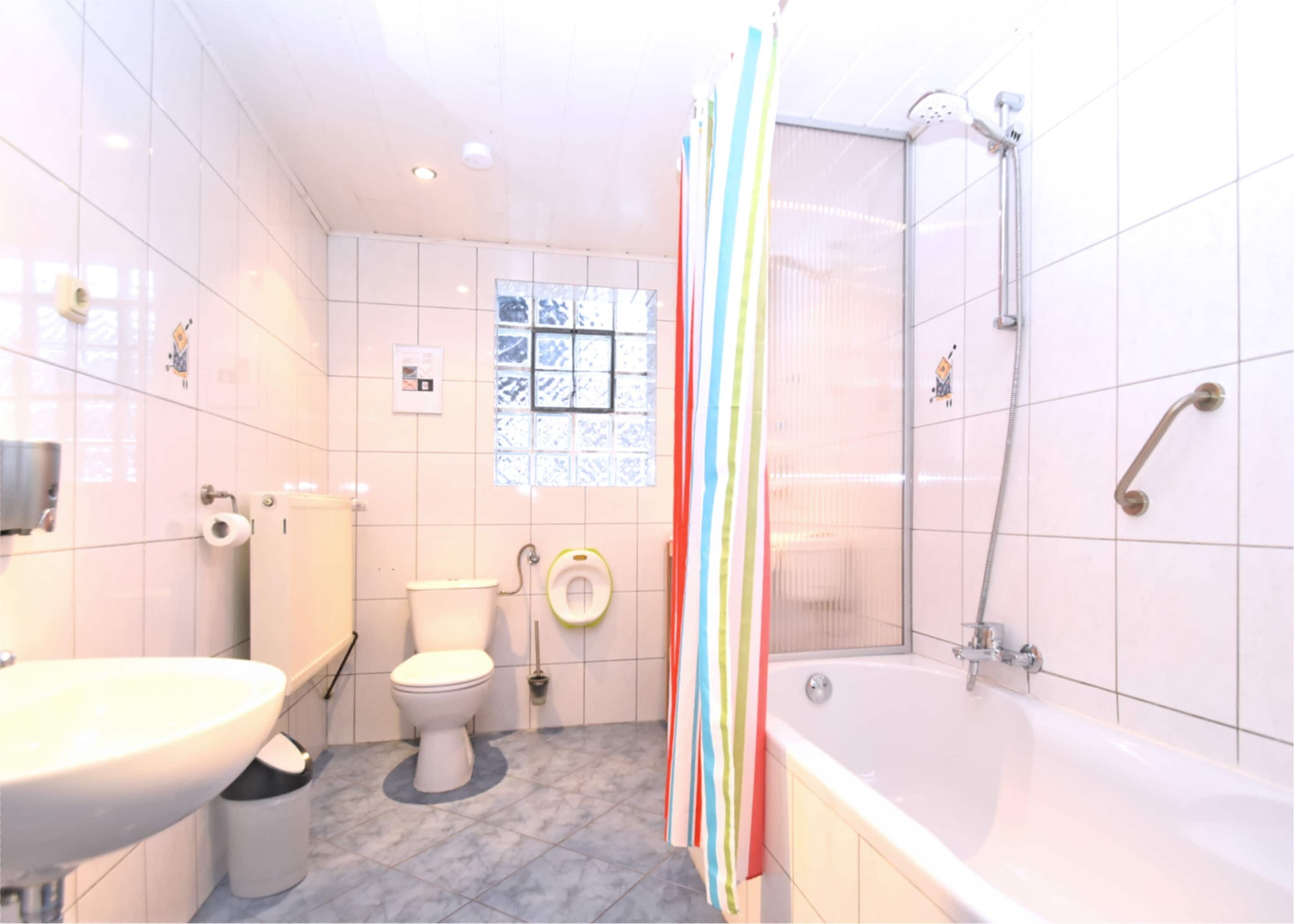 Un baño con lavabo, inodoro, bidé y bañera.