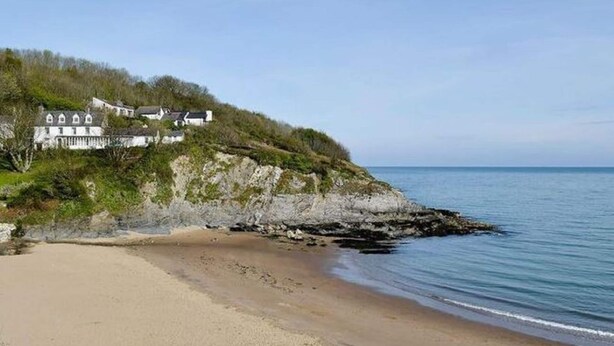 A coastal property with a beach and a cliff overlooking the sea. - Secluded Holiday Home in Ceredigion With Garden (Llanon)