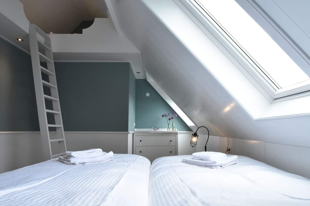 منزل مريح - ٥ غرف نوم | 10 عدّة غرف نوم وطراز فريد لكل وحدة وملاءات أسرّة