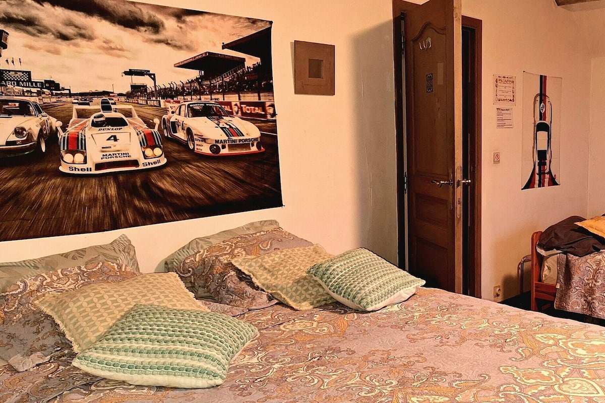 12 chambres, ameublement personnalisé, fer et planche à repasser