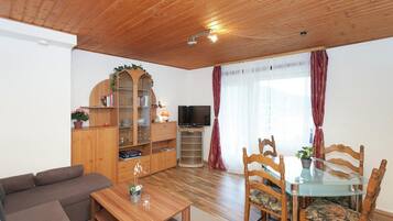 Deluxe Apartment, 2 Bedrooms | Dining