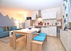 Fridge, microwave, oven, dishwasher - Roomy Apartment in Lichtenhain With Pond (Sebnitz)