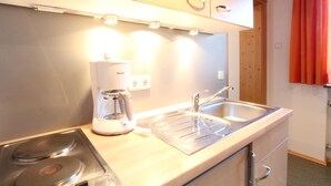 A kitchen with a coffee maker, a sink, and a stove. - Spacious Apartment Near Ski Area in Mittersill (Mittersill)