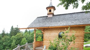 A wooden cabin with a stone pathway leading to a wooden deck. - Spacious Apartment Near Ski Area in Mittersill (Mittersill)