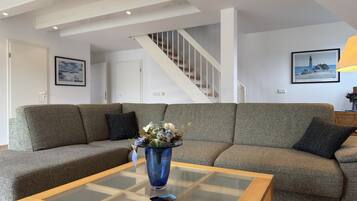 Classic Apartment, 3 Bedrooms | Living room
