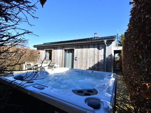 Boutique Chalet in Bullingen Near Lake