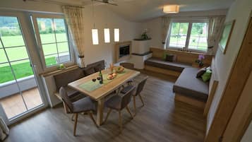 Apartamento clássico, 3 quartos | Sala de estar