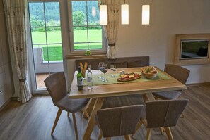 Comfort Apartment, 3 Bedrooms | Dining - Spacious Apartment Near Ski Area in Mayrhofen (Schwendau)