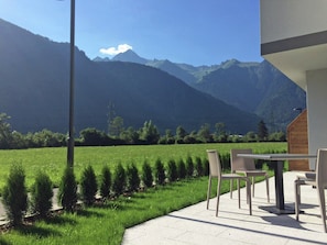 A patio with outdoor furniture overlooking a mountain landscape. - Spacious Apartment Near Ski Area in Mayrhofen (Schwendau)