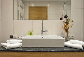 デラックス アパートメント 3 ベッドルーム | バスルーム | シャワー