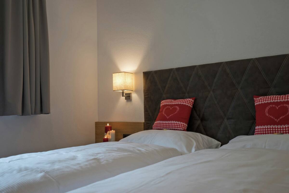 12 bedrooms, bed sheets