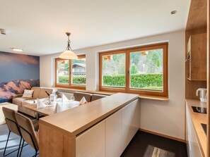 Deluxe Apartment, 2 Bedrooms | Dining