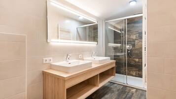 Comfort-Apartment, 2 Schlafzimmer | Badezimmer | Dusche