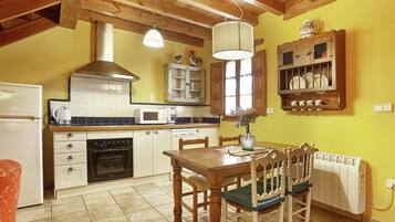 Classic House, 2 Bedrooms | Dapur peribadi | Peti sejuk, ketuhar gelombang mikro, ketuhar