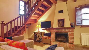 Cottage phong cách cổ điển, 2 phòng ngủ | Phòng khách | Lò sưởi