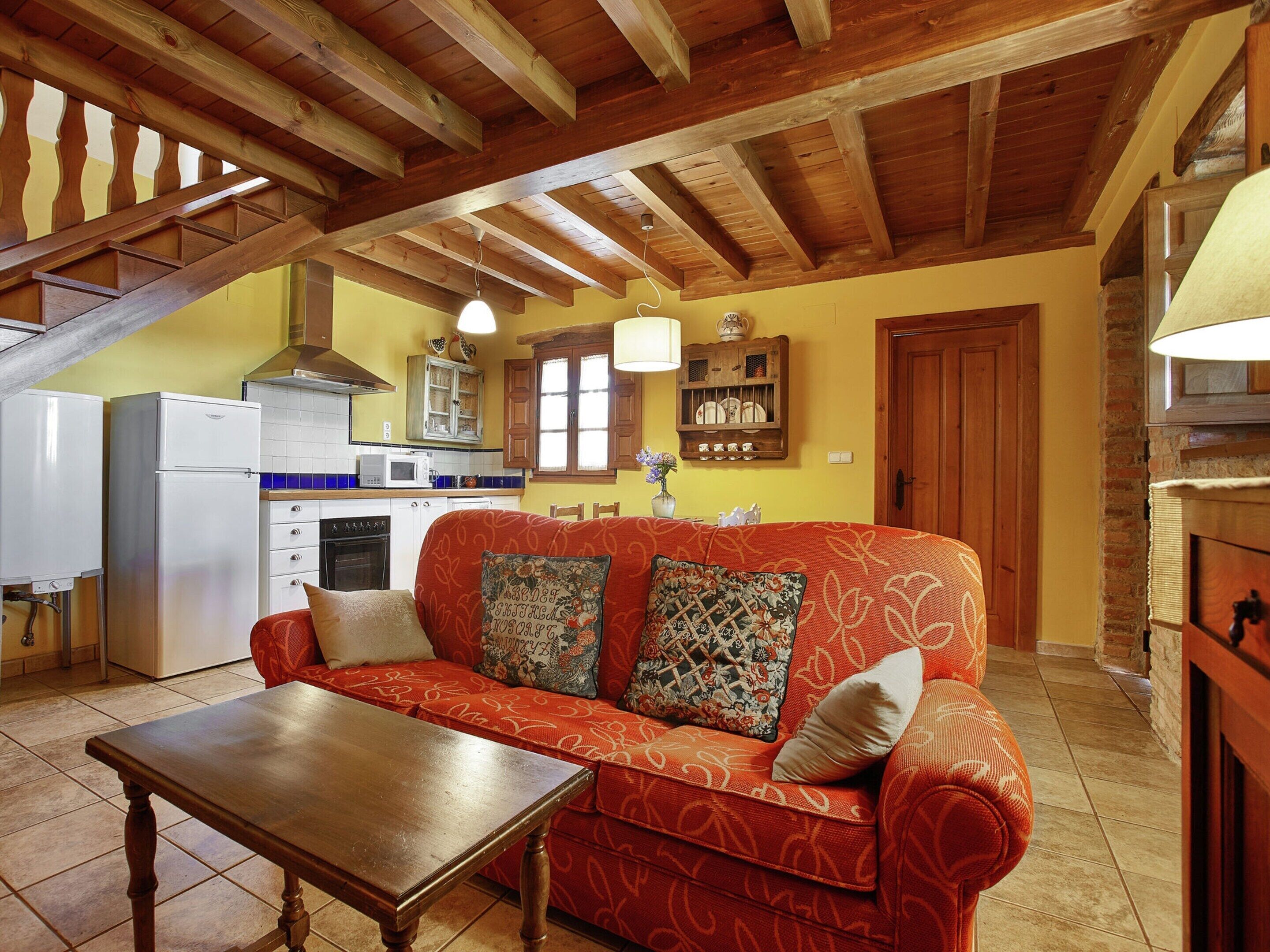 Classic House, 2 Bedrooms | Ruang tamu | Pendiangan 