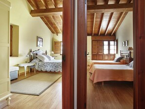 コンフォート ハウス 2 ベッドルーム | 5 室のベッドルーム、客室ごとに異なるインテリア、アイロン / アイロン台、ベッドシーツ