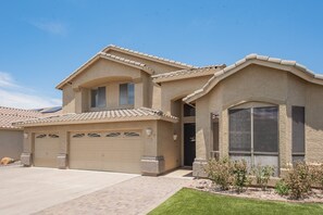 House | 5 bedrooms, desk, Internet - Scottsdale Paradise Poolside With Hot Tub Gym (Scottsdale)