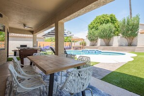 BBQ/picnic area - Scottsdale Paradise Poolside With Hot Tub Gym (Scottsdale)