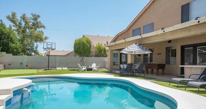 Scottsdale Paradise Poolside With Hot Tub Gym