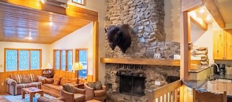 Reed Home - Spacious home on .5 acres with stone fireplace, 5-minute walk to bas