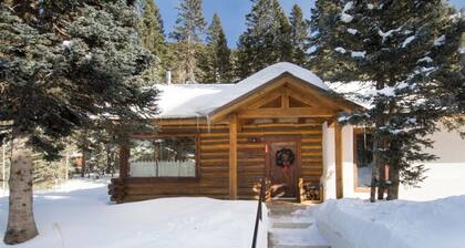 Denton Cabin - Warm, Pet-Friendly Log Cabin, close to Mountain Stream and Ski Re