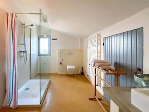 A modern bathroom with a glass shower enclosure, a toilet, and a towel rack. - Amazing Apartment in Belvedere Ostrense With Garden (Belvedere Ostrense)