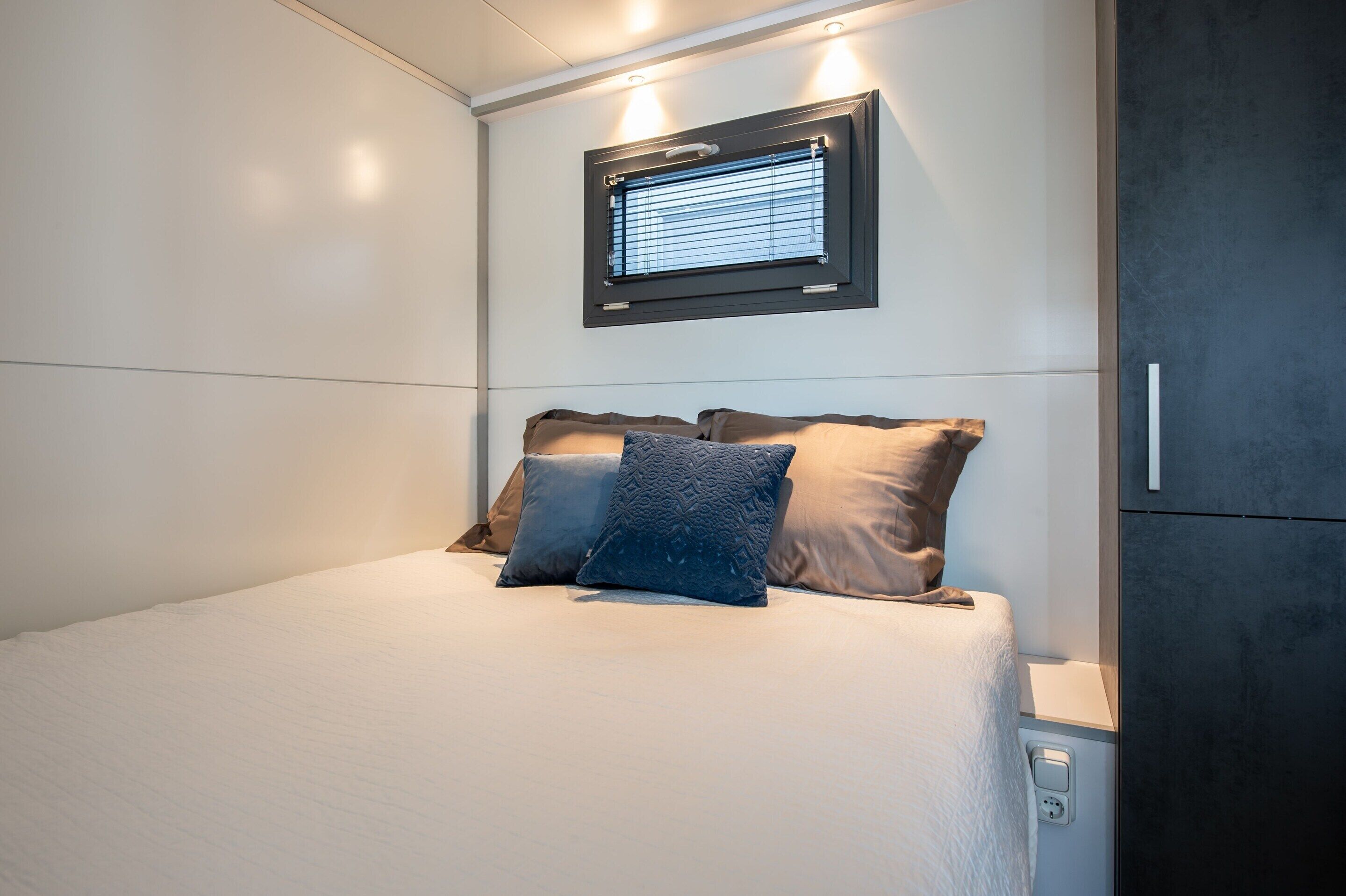 6 bedrooms, individually furnished, bed sheets