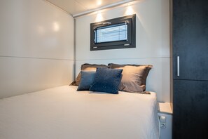 6 bedrooms, individually furnished, bed sheets - Waterlodge Blue Lagoon on a Jetty for 4 People (Kamperland)