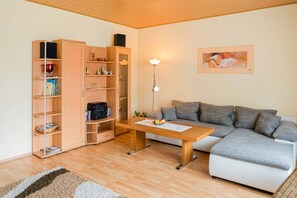 Comfort Apartment, 3 Bedrooms | Living room