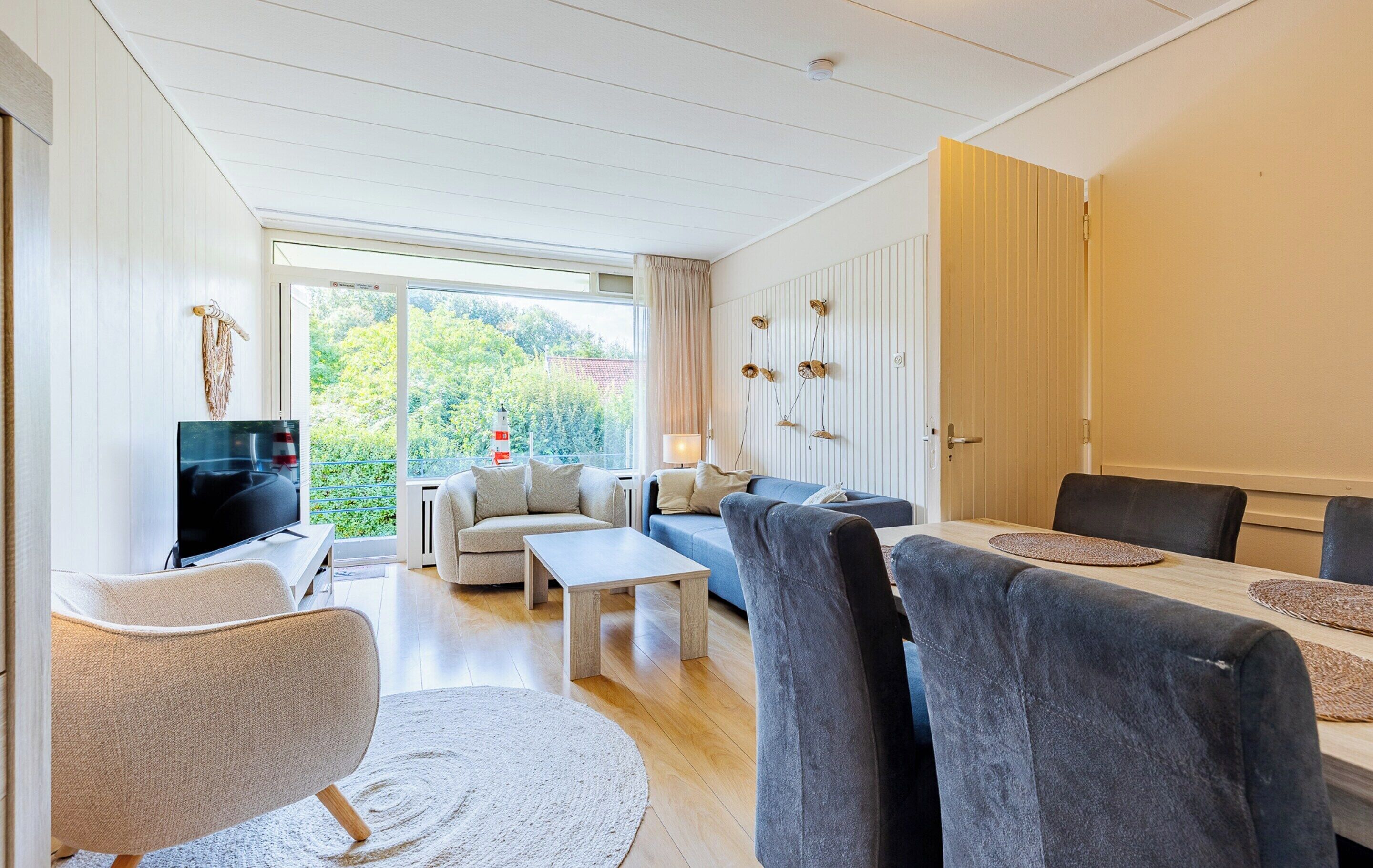 Classic Apartment, 2 Bedrooms | Living area