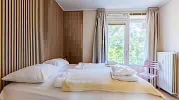 Classic Apartment, 2 Bedrooms | 4 bedrooms, individually furnished, bed sheets