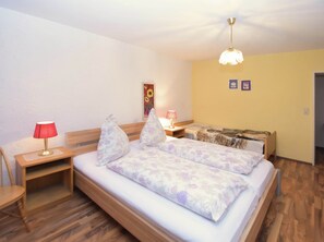 3 bedrooms, individually furnished, iron/ironing board, bed sheets - Welcoming Chalet Near Forest in Rohrnbach (Roehrnbach)