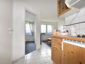 Kühlschrank, Wasserkocher mit Kaffee-/Teezubehör, Toaster