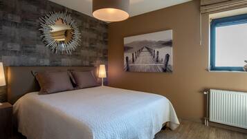 Classic Apartment, 2 Bedrooms | 4 bedrooms, individually furnished, bed sheets